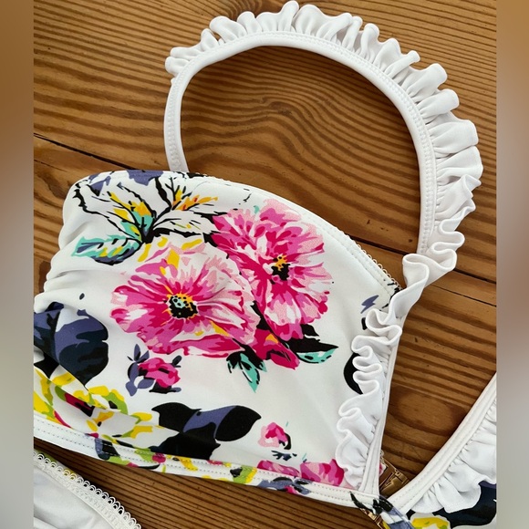 Amore and Sorvete Jessie James Decker Floral Bikini - Picture 3 of 9